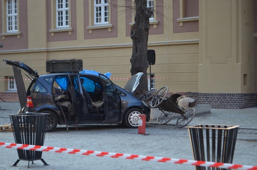 Głogów: Sceneria pierwszego przedstawienia „Piast" wyszła przed teatr 