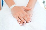 Jakie paznokcie do sukni ślubnej? Zobacz inspiracje, w których się zakochasz