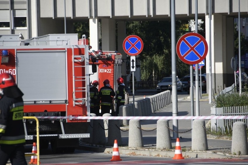 Alarm bombowy w Urzędzie Wojewódzkim w Kielcach! Przyszedł e-mail z informacją o podłożonych bombach chemicznych [ZDJĘCIA]