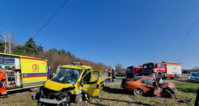 Zderzenie samochodu osobowego z lawetą w miejscowości Wygoda w powiecie bełchatowskim, 9 marca 2024 r.