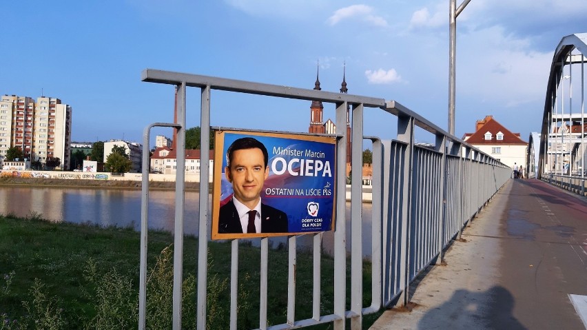 Plakat Marcina Ociepy doczepiony do bariery Mostu...