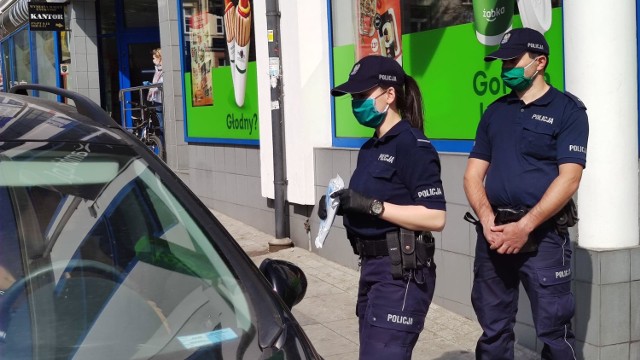 Policja w Piotrkowie kontroluje, czy mieszkańcy miasta zasłaniają usta i nos - od czwartku, 16 kwietnia mamy taki obowiązek. Tym, którzy tego nie robią, policjanci wręczają maseczki przekazane przez starostwo i urząd miasta