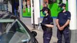 Piotrków, koronawirus: Policjanci sprawdzają czy piotrkowianie noszą maseczki [ZDJĘCIA]