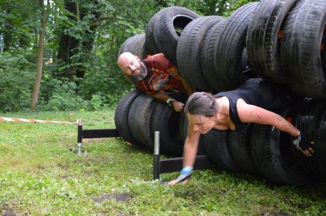 Na starcie szczanieckiego biegu ekstremalnego "Extreme Team" zameldowało się ponad 200 osób! Krew, pot i łzy, walka ze swoimi słabościami, niekiedy przekraczanie granic wytrzymałości... A wszystko w pogoni za ekstremalnymi emocjami i adrenaliną. Tak było dziś (25 czerwca) w Szczańcu podczas III edycji biegu ekstremalnego.



Sześć kilometrów, 20 przeszkód i ponad 200 uczestników, którzy przyjechali do Szczańca z różnych regionów Polski. 
Bagna, stawy, druty kolczaste, stogi siana, liny, tunele…  Tylko nieliczni ocenili trasę jako łatwą. 
-&nbsp;Był hardcore. I tak miało być - komentuje Michał z Zielonej Góry. - Liczyłyśmy na dobrą zabawę, po drodze wielu mężczyzn nam pomagało. Było warto  przejechać te kilometry, by dziś wziąć udział w tym biegu - mówią Monika i Marta z okolic Zbąszynka. 

Przeczytaj też:  Bieg ekstremalny: to był prawdziwy hardcore! (DUŻO ZDJĘĆ)


