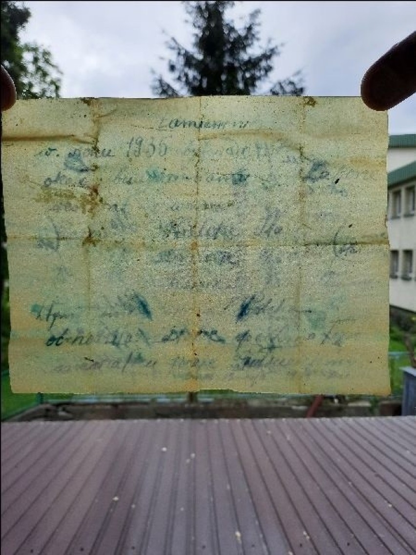 Tajemniczy list w butelce sprzed 85 lat w jednej z kamienic Kazimierzy Wielkiej. Zamurowano go w dniu śmierci Piłsudskiego [ZDJĘCIA]