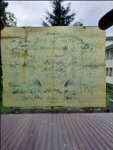 Tajemniczy list w butelce sprzed 85 lat w jednej z kamienic Kazimierzy Wielkiej. Zamurowano go w dniu śmierci Piłsudskiego [ZDJĘCIA]