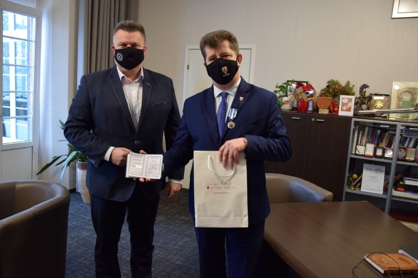 Malbork. Burmistrz Marek Charzewski został odznaczony za honorowe oddawanie krwi