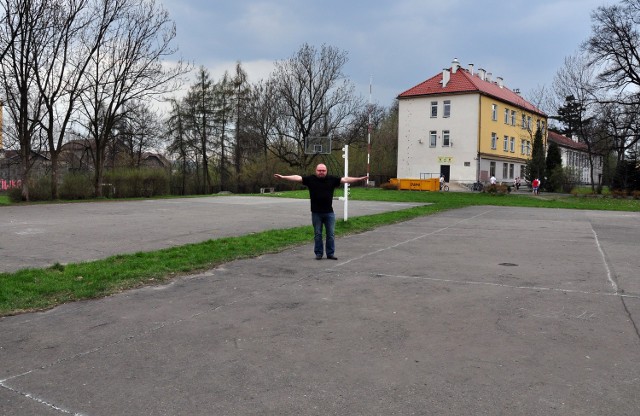 Rafał Jońca przypomina, że przy Podstawówce nr 124 miało powstać boisko i plac zabaw