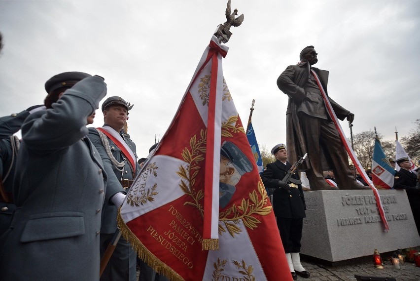 Capstrzyk Niepodległościowy w Gdyni. Odsłonięto pomnik Piłsudskiego i oddano cześć walczącym ZDJĘCIA