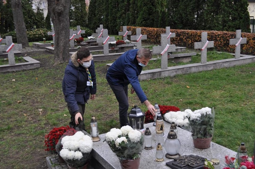 Uroczystości 11 listopada we Włodawie. Biało czerwone chryzantemy w miejscach pamięci - zobaczcie zdjęcia