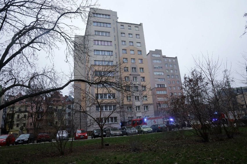 Młoda kobieta wypadła z trzeciego piętra w centrum Legnicy, zdjęcia