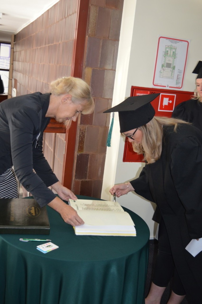 Studenci Powiślańskiej Szkoły Wyższej w Kwidzynie odebrali dyplomy. Czepkowanie absolwentów pielęgniarstwa [ZDJĘCIA]