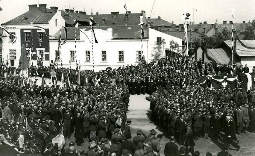 Otwarte w 1913 roku przy ul. Bernardyńskiej. Zamknięte w...