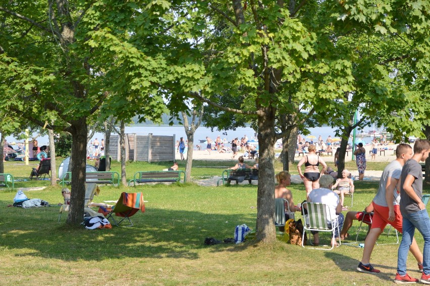 Plaża nad Jeziorem Charzykowskim (Łukomie) oblegana przez turystów| ZDJĘCIA