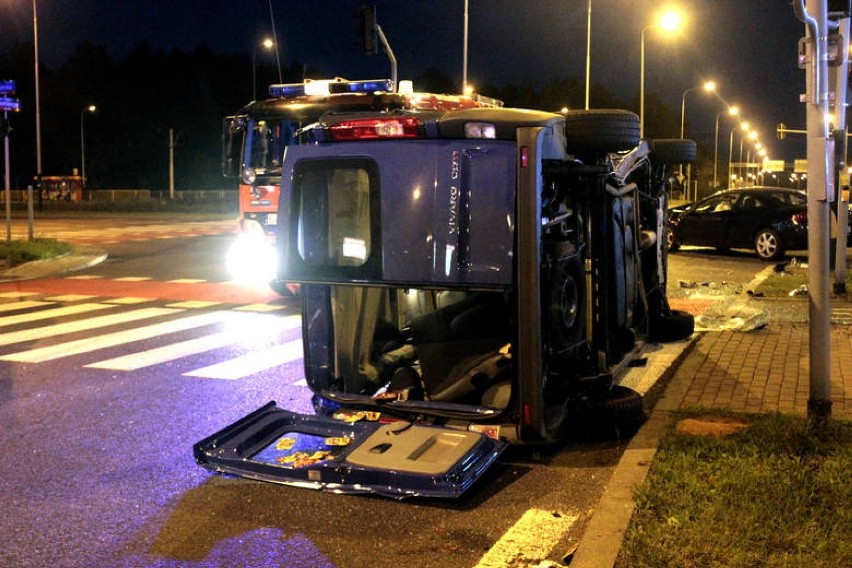 Wypadek na Zgierskiej w Łodzi. Zderzenie busa z fordem [ZDJĘCIA]