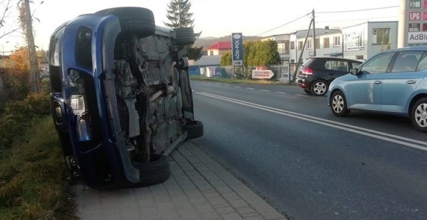 Auto po zderzeniu zjechało na chodnik i przewróciło się