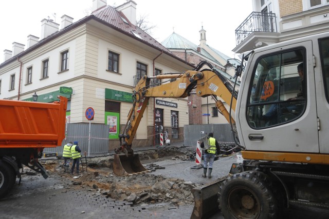 Trwają prace na skrzyżowaniu ul. Grunwaldzkiej i Matejki. Przejazd od strony ratusza do placu Farnego jest zamknięty