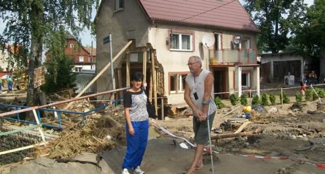 Na zdjęciu Anna Borowiak i Waldemar Janiszewski na tle zrujnowanych domów i ulic Bogatyni