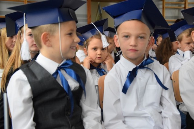 Nowy Dwór Gdański. 63 uczniów klas pierwszych dołączyło do grona społeczności szkolnej w nowodworskiej Szkole Podstawowej nr 1. Pasowanie na pierwszaków miało królewską oprawę.