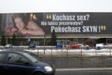 Reklama prezerwatyw wisi na dawnym hotelu Cracovia. Bulwersuje? [zdjęcia, wypowiedz się]