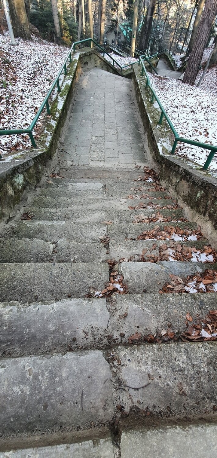 Popularny trakt spacerowy w Iwoniczu-Zdroju został przebudowany. Od pijalni do Excelsiora prowadzą nowe schody [ZDJĘCIA]