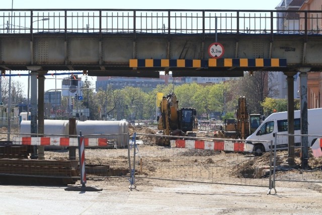 Ulica Długa zamknięta pod wiaduktem kolejowym. Trwa budowa linii tramwajowej na Popowice