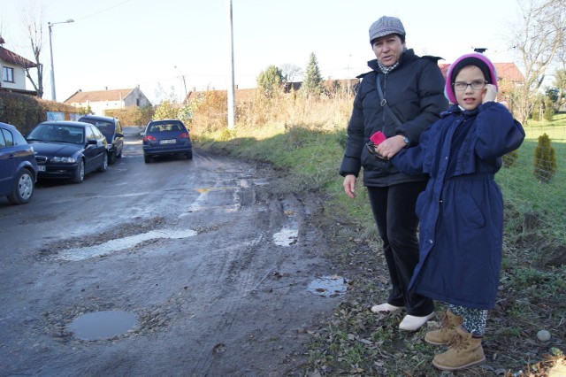 Jolanta Rakosz z wnuczką Natalią na ul. Wiadukt. - Wstyd, żeby w mieście były takie drogi - mówi