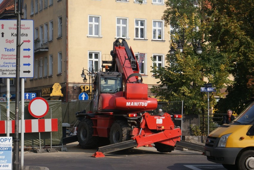 Jedna z balustrad mostu kamiennego już wraca na swoje...