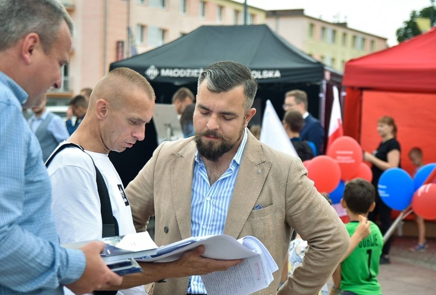 Malbork. Wakacje z politykami. Konfederacja spotkała się z mieszkańcami na placu Jagiellończyka