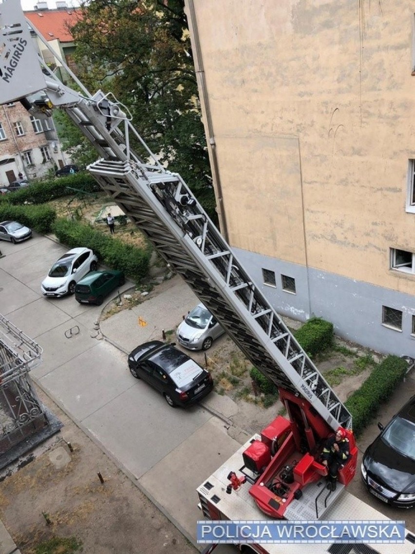 Mistrzem ucieczki on nie jest. Przed policją skrył się na balkonie sąsiada [ZDJĘCIA]