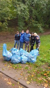 Młodzież posprzątała park w Szczawnie-Zdroju. Nie trzeba było ich do tego namawiać