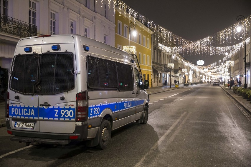 Sylwester 2020/2021. Pustki na ulicach Warszawy. Takiej stolicy nie widzieliście nigdy. Miasto wymarło