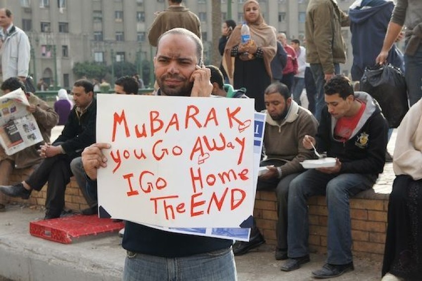 Transparenty protestujących wzywające Mubaraka do ustąpienia