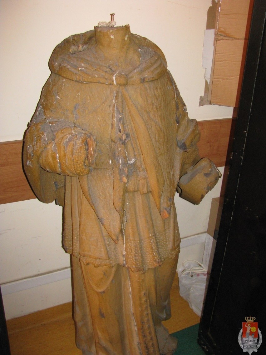 Policjanci z Woli znaleźli tajemniczą figurkę kapłana z drewna. Szukają właściciela [ZDJĘCIA]