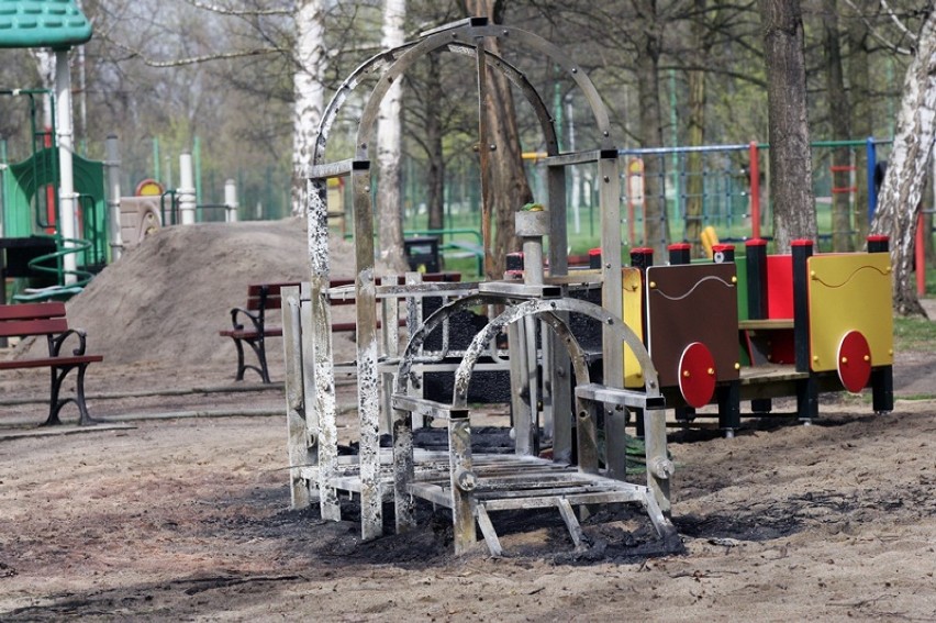 Chuligani spalili pociąg na placu zabaw w legnickim parku