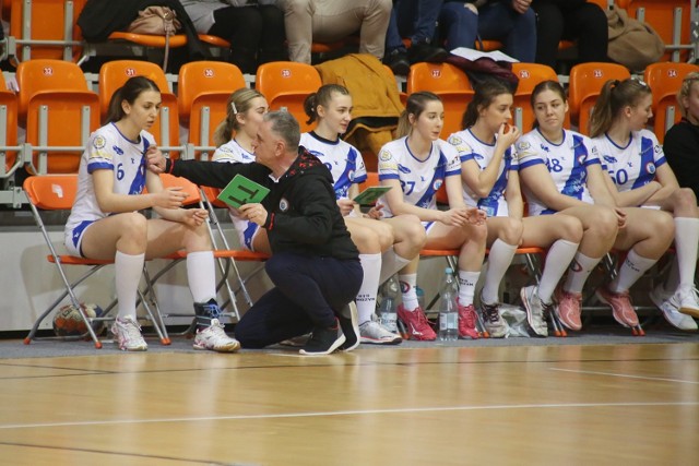 W tym sezonie podopieczne trenera Roberta Majdzińskiego plasują się na ostatnim miejscu w rozgrywkach I ligi grupy A