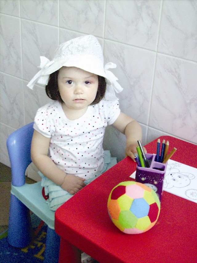 16 – miesięczna Marcelina, córka Anny Motowidełko, czekając na spotkanie z lekarzem, malowała kredkami.