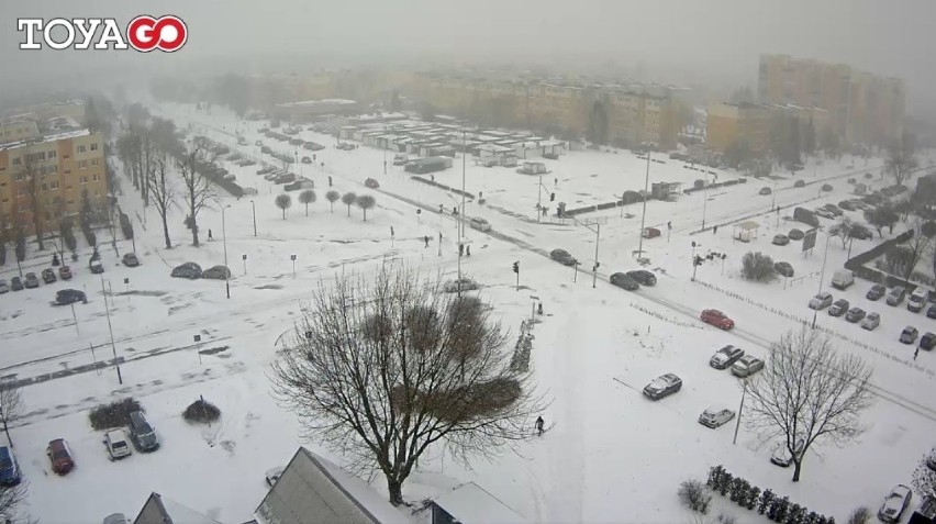 Pabianice. Miasto zasypane śniegiem. Warunki są fatalne ZDJĘCIA