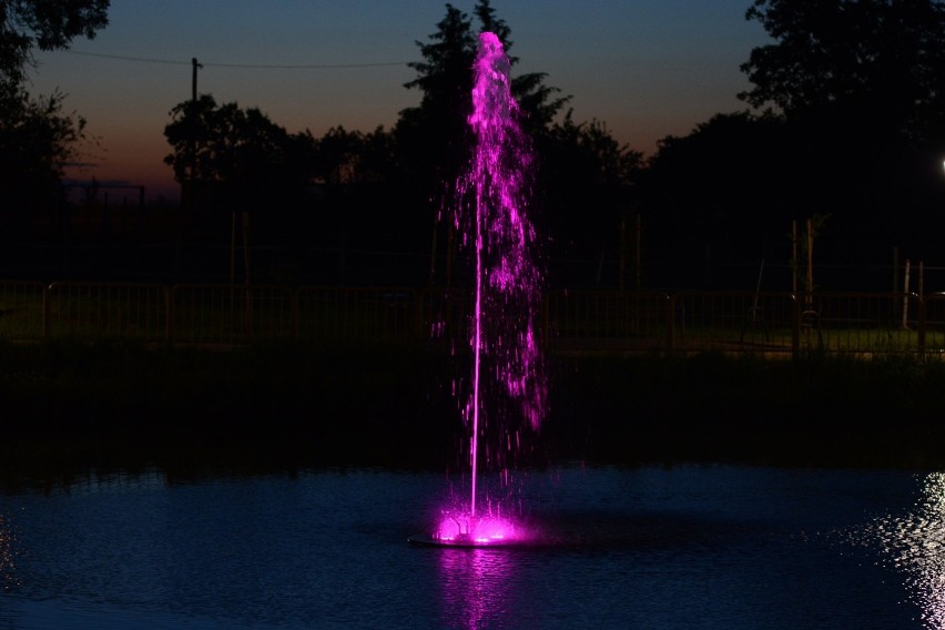 Tak wygląda gołaniecka fontanna nocą. Robi wrażenie!