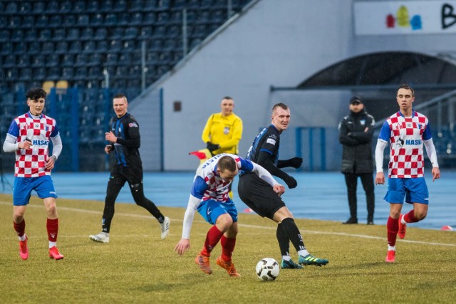 W meczu 18. kolejki IV ligi Zawisza Bydgoszcz pokonał Orlęta Aleksandrów Kujawski 2:1. Gole dla zawiszan strzelili Tomasz Żyliński i Ariel Jastrzembski. Samobójcze trafienie dla Orląt zanotował Jastrzembski. Po tej wygranej bydgoszczanie umocnili się na fotelu lidera. Orlęta cały czas na przedostatniej pozycji.

Na kolejnych stronach zdjęcia z meczu. Prosimy przesuwać palcem po ekranie smartfona lub strzałką w komputerze>>>