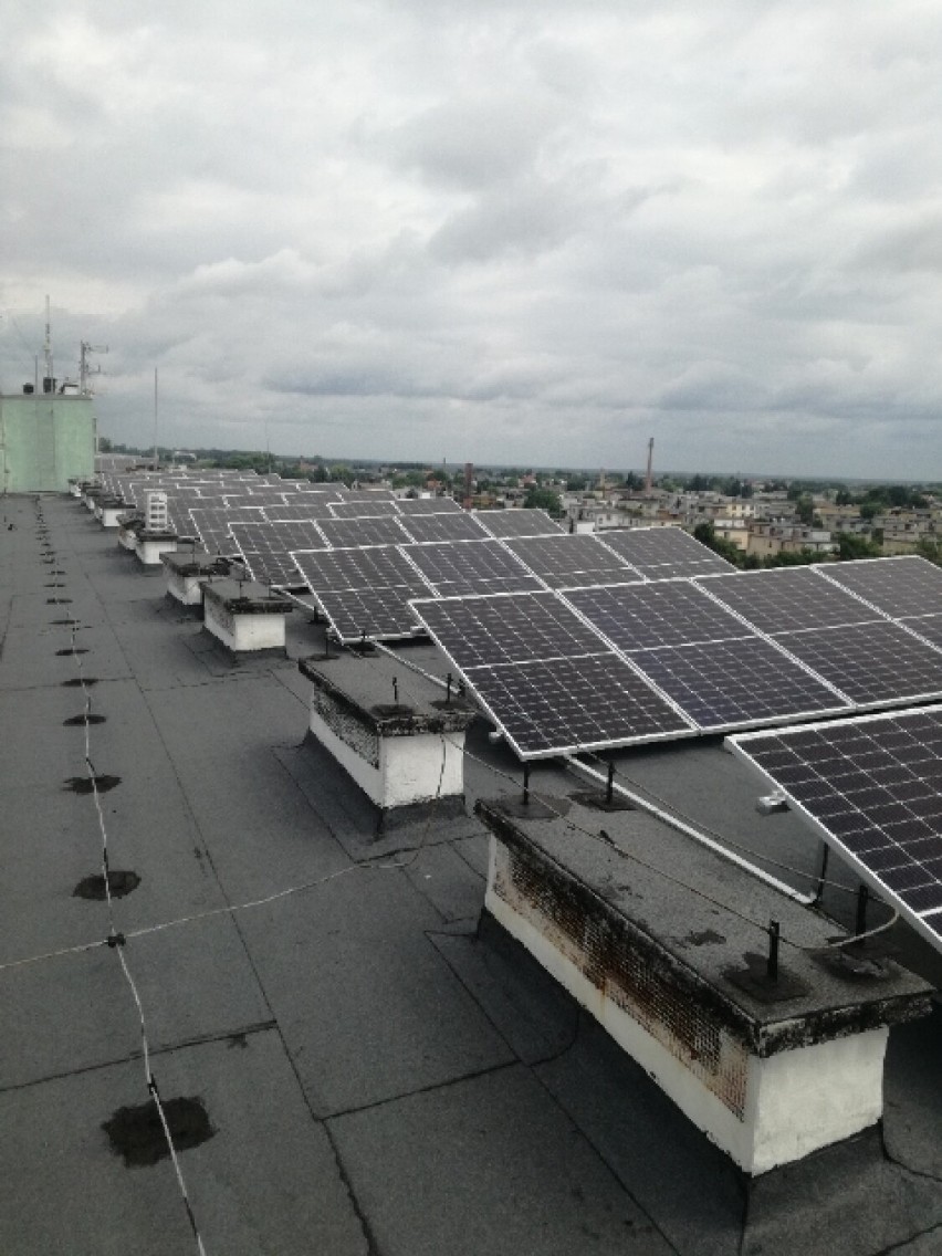 Panele fotowoltaiczne zainstalowane na dachu Pleszewskiego Centrum Medycznego już produkują prąd