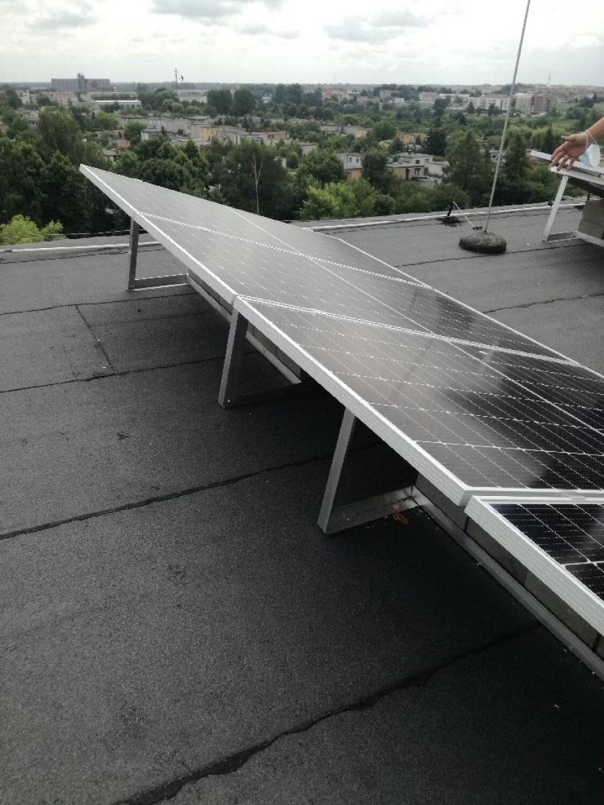 Panele fotowoltaiczne zainstalowane na dachu Pleszewskiego Centrum Medycznego już produkują prąd