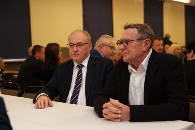 Nowy kanclerz Grzegorz Szymański (po lewej), na fot. z radnym Marianem Durlejem