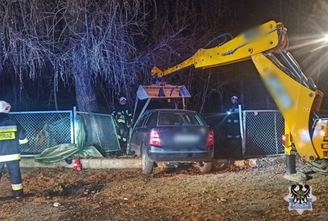 Wypadek w Zagórzu Śląskim. Kierowca zasnął za kierownicą i staranował ogrodzenie domu AKTUALIZACJA