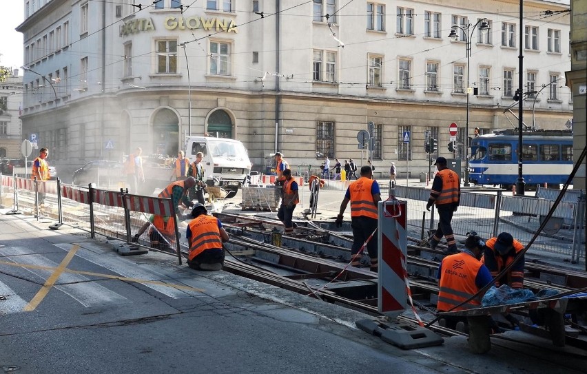 Remont torowiska w centrum Krakowa. Ile jeszcze potrwa i jak postępują prace?