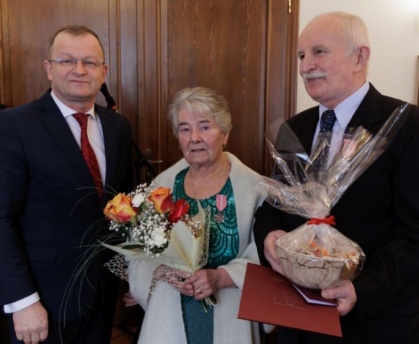 Medale małżonkom wręczał wójt Leszek Skowron (z lewej)