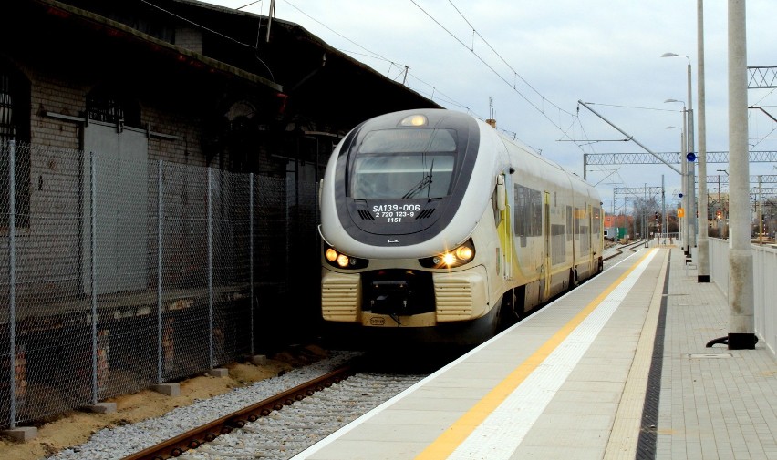 Inwestycja kolejowa w Zielonej Górze - na peron 1a wjeżdżał pociąg z Gorzowa Wlkp.[zdjęcia]