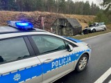 Poważny wypadek na drodze wojewódzkiej 188 pod Piłą. Samochód uderzył w bunkier z czasów II wojny światowej. Nie żyją dwie osoby