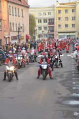 Parada Mikołajów. Kilkuset Mikołajów przyjechało na paradę do Lwówka Śląskiego. Jutro zjadą do Kowar