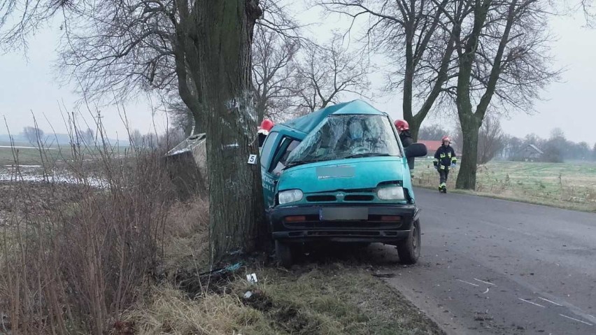 Śmiertelny wypadek w Złotowie [ZDJĘCIA]. Po uderzeniu w drzewo na miejscu zginął pasażer samochodu osobowego